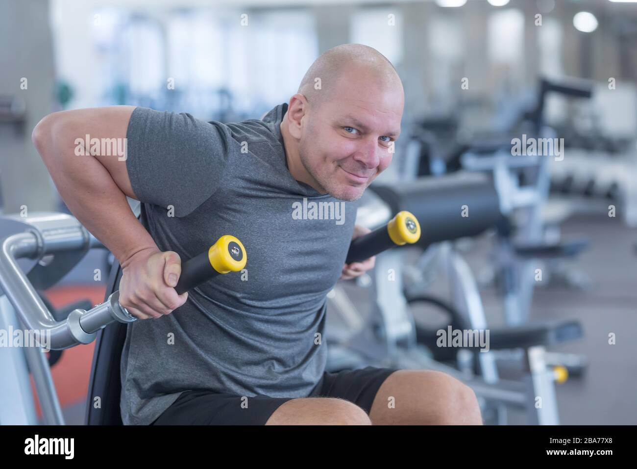 Giovane uomo muscolare o allenatore in palestra. Foto Stock