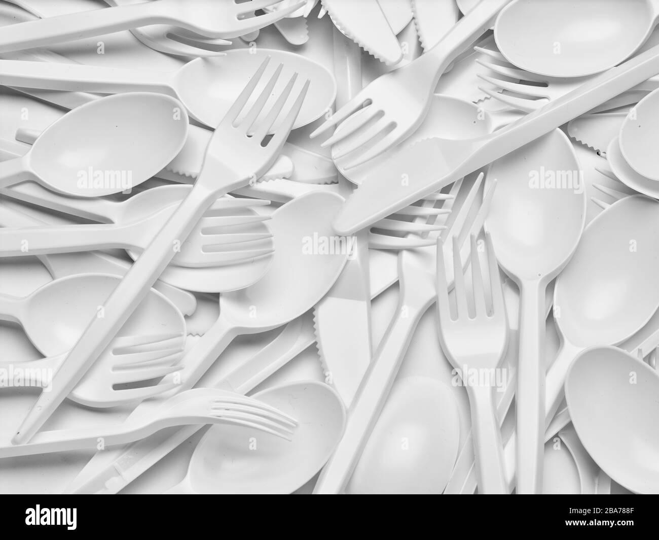 primo piano di posate di plastica cucchiaio, forchetta, coltello su sfondo bianco Foto Stock
