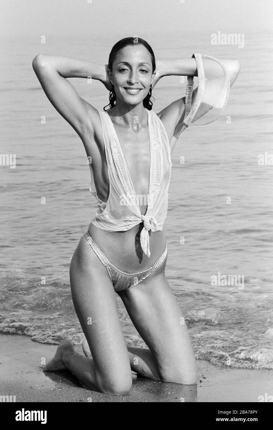 Zohra Zondler, Schauspielerin, bei einem Promo Foto Shoot am Meer, Deutschland um 1984. Attrice Zohra Zondler posa per una foto promozionale di moda in riva al mare, Germania intorno al 1984. Foto Stock