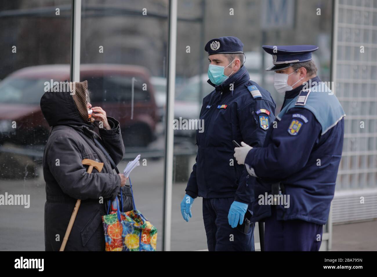 Bucarest, Romania - 25 marzo 2020: La polizia chiede alle persone di mostrare documenti di identità per applicare un giorno intero di blocco per limitare la diffusione del coronavirus. Foto Stock