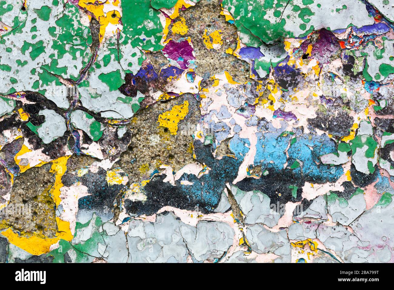 Robusta struttura superficiale con resto di vernice su parete di cemento per sfondi astratti. Germania Foto Stock