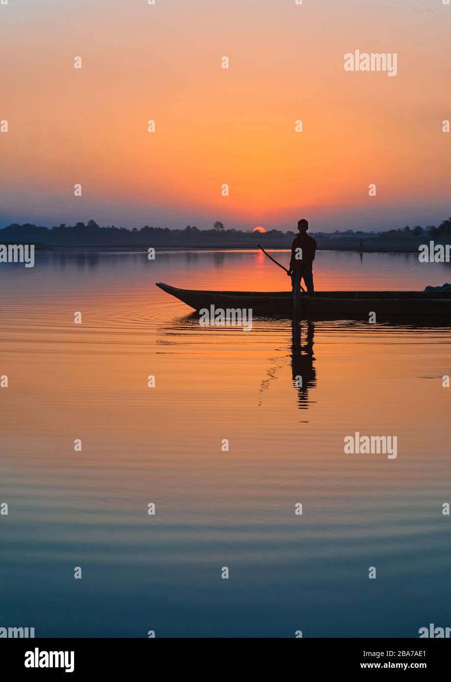Tramonto della più grande isola fluviale del mondo, Majuli. Foto Stock