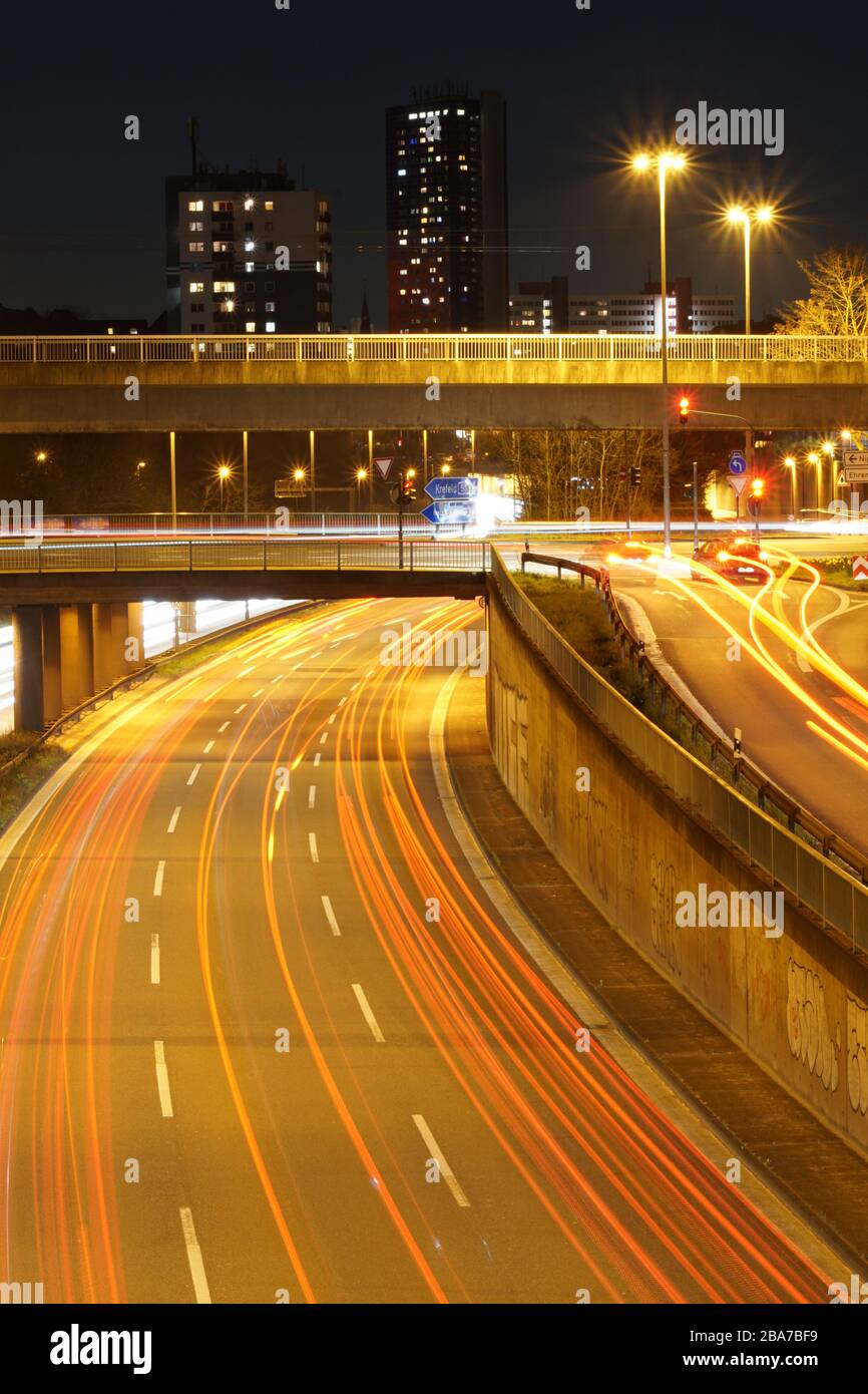 Immagine verticale ad angolo elevato di un'autostrada illuminata di notte Foto Stock