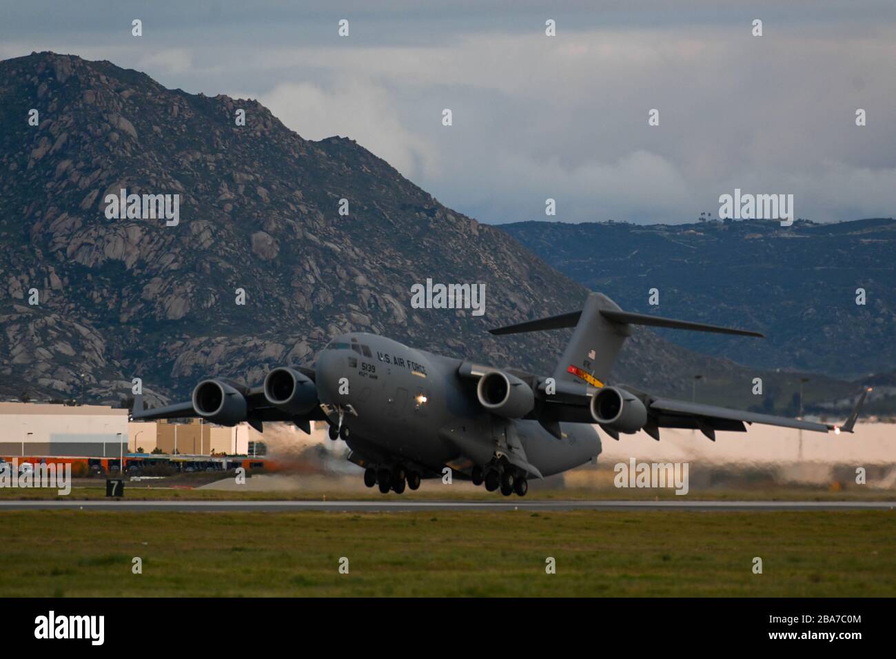 Vista dettagliata di un Boeing C-17A Globemaster III alla base della riserva aerea di marzo il, mercoledì 25 marzo 2020, a Riverside, California, Stati Uniti. (Foto di IOS/Espa-Images) Foto Stock