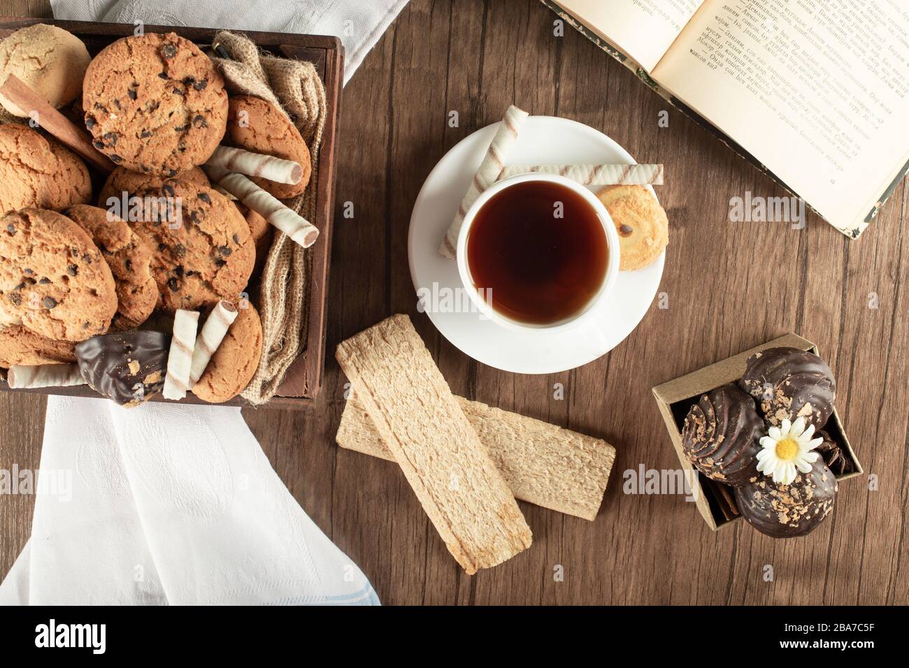 Una tazza di tè con biscotti d'avena e cracker. Vista dall'alto Foto Stock