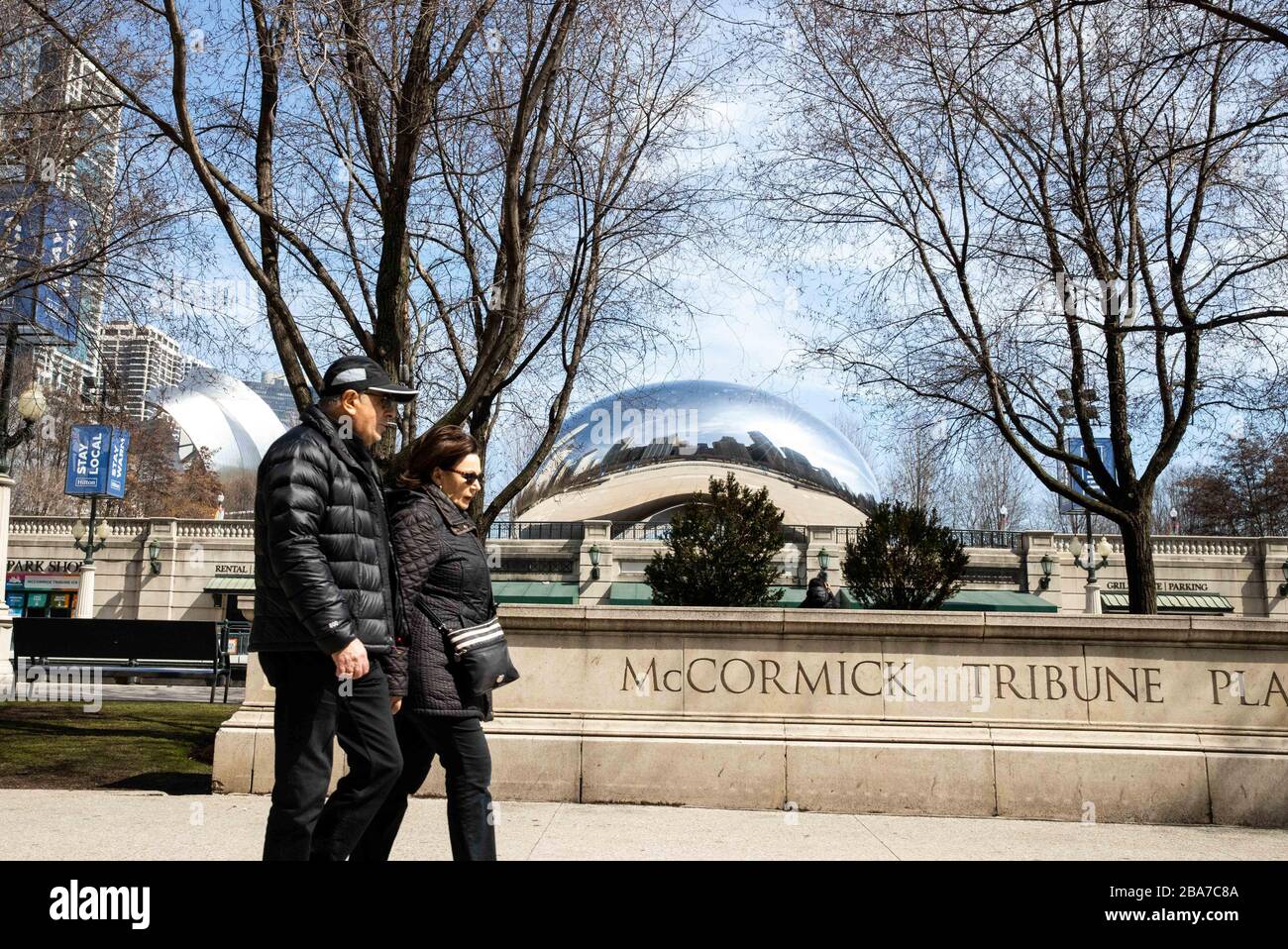 Un paio di passeggiate senza maks viso vicino a McCormick Tribune Plaza e Cloud Gate che sono chiusi in mezzo alla pandemia di coronavirus globale, Martedì, 25 marzo 2020, a Chicago, Stati Uniti. (Foto di IOS/Espa-Images) Foto Stock