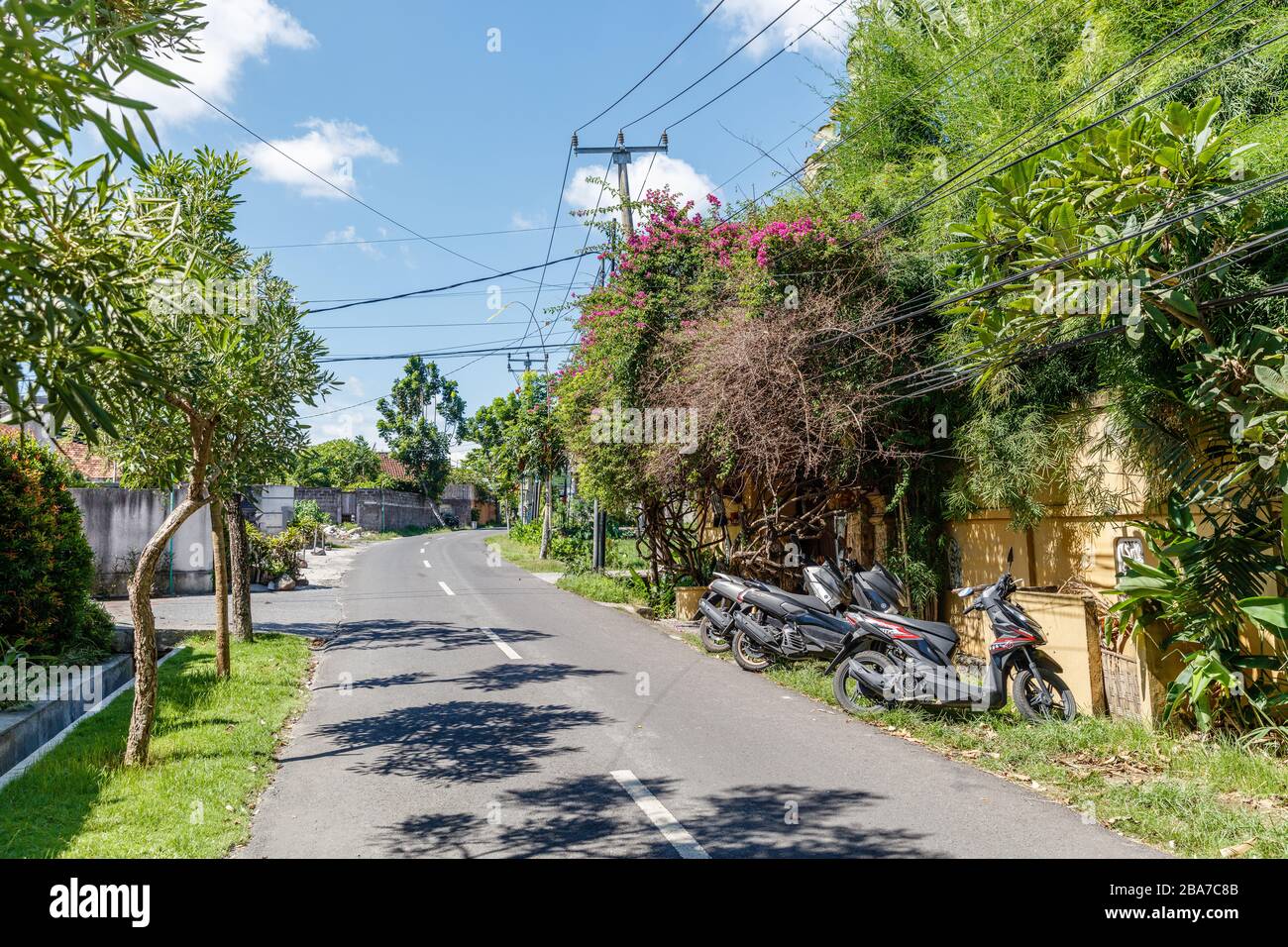 Strade vuote di Bali. Quarantena per COVID-19. Canggu, una delle zone turistiche più popolari di Bali. Indonesia. Foto Stock