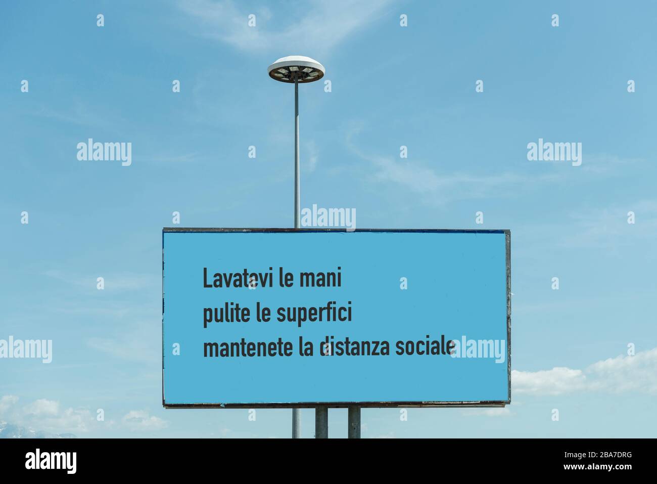 Un cartello stradale con raccomandazioni igieniche contro Covid-19 in lingua italiana Foto Stock