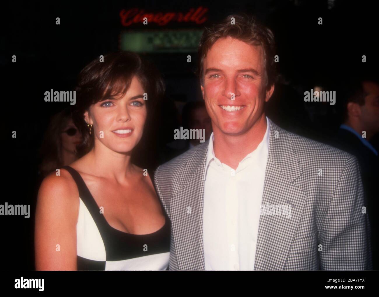 Hollywood, California, USA 16 Agosto 1995 attrice Susan Walters e marito attore Linden Ashby frequenta la prima 'Mortal Kombat' del cinema New Line il 16 Agosto 1995 al Mann's Chinese Theatre di Hollywood, California, USA. Foto di Barry King/Alamy Stock Foto Foto Stock