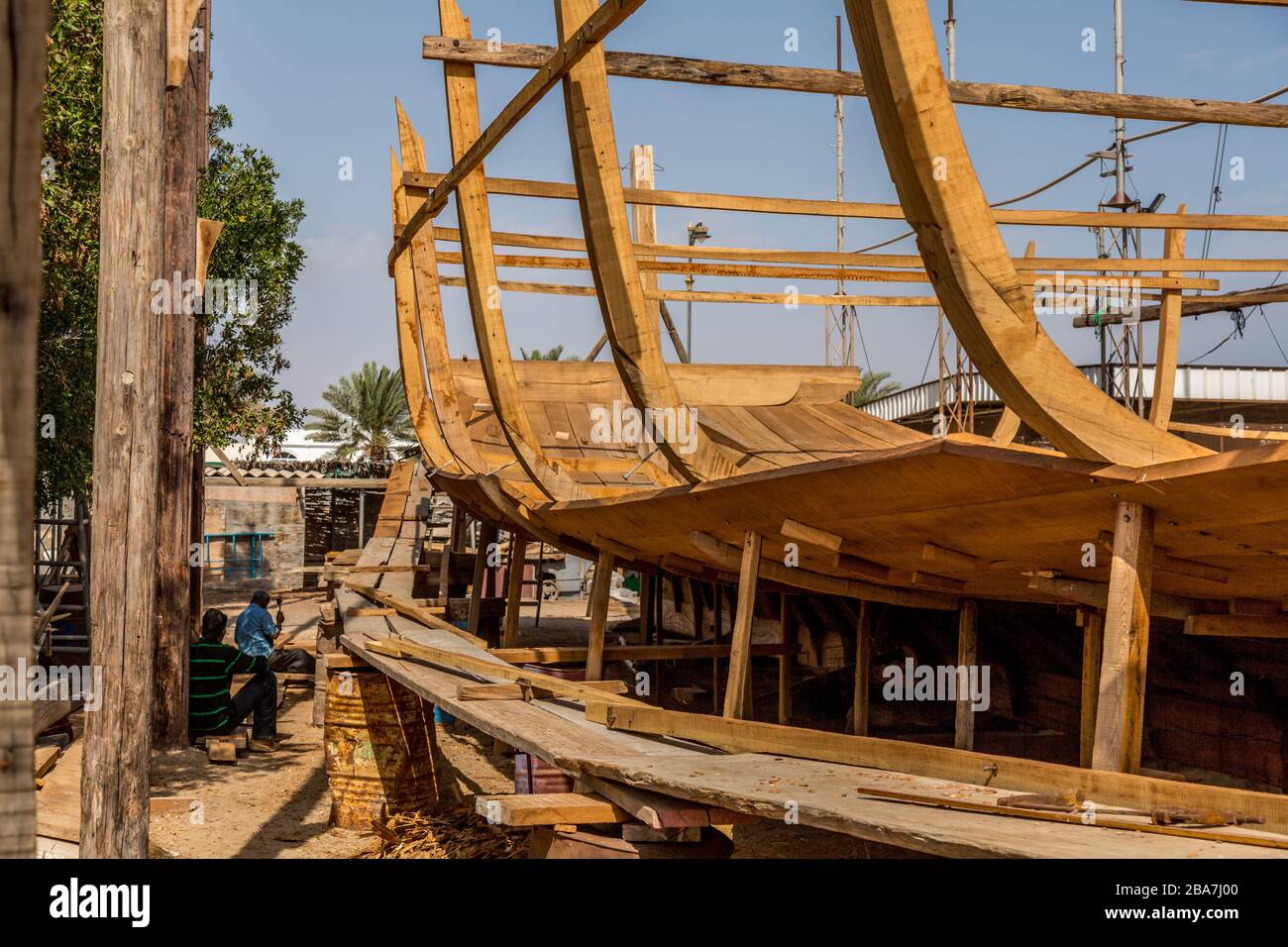 Un tradizionale cantiere navale in dhow nella città di sur, Oman. L'ultimo cortile rimasto in Oman. Foto Stock