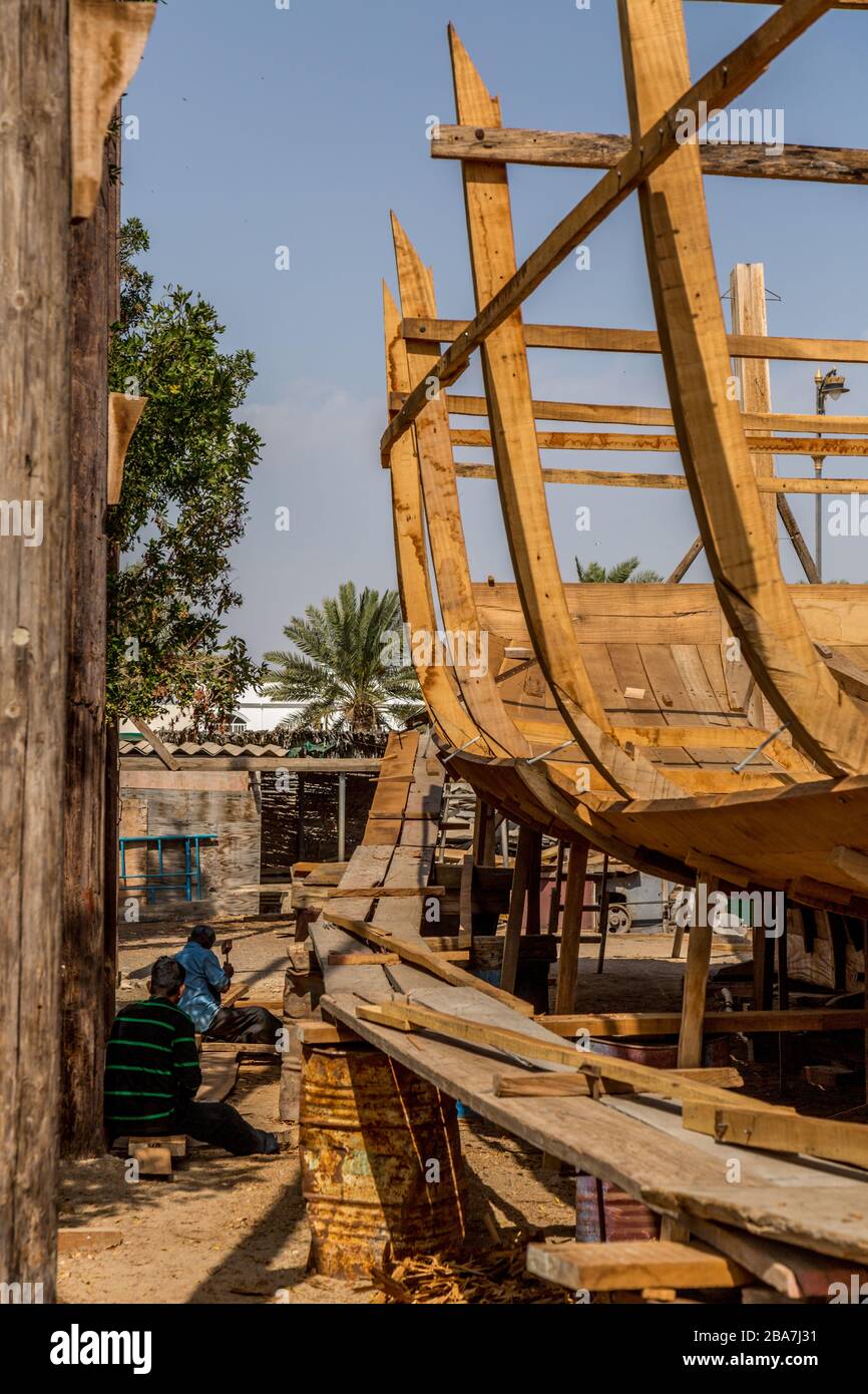 Un tradizionale cantiere navale in dhow nella città di sur, Oman. L'ultimo cortile rimasto in Oman. Foto Stock
