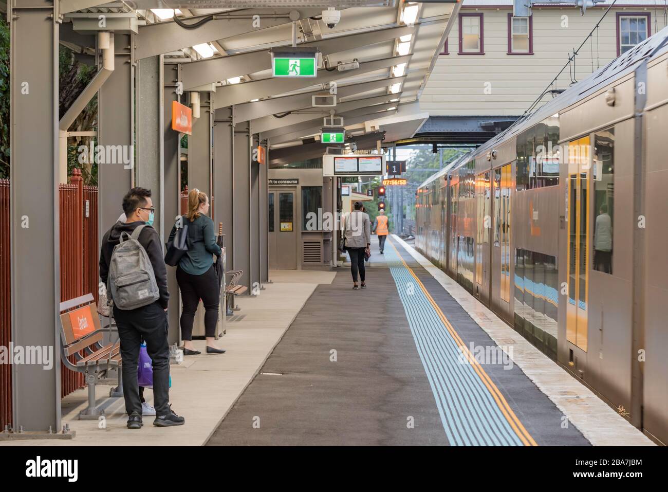 Sydney, Australia, 26 marzo 2020: 7:55 su una stazione ferroviaria Gordon normalmente trafficata sulla costa nord di Sydney e la piattaforma è quasi vuota. Solo pochi pendolari mascherati stanno sfidando il treno per lavorare in una città che è rapidamente chiusa. I treni di Sydney hanno impiegato pulitrici e sistemi di pulizia extra, ma con negozi e uffici che chiudono in pulci pochi beneficiano dei treni extra puliti. Foto Stock