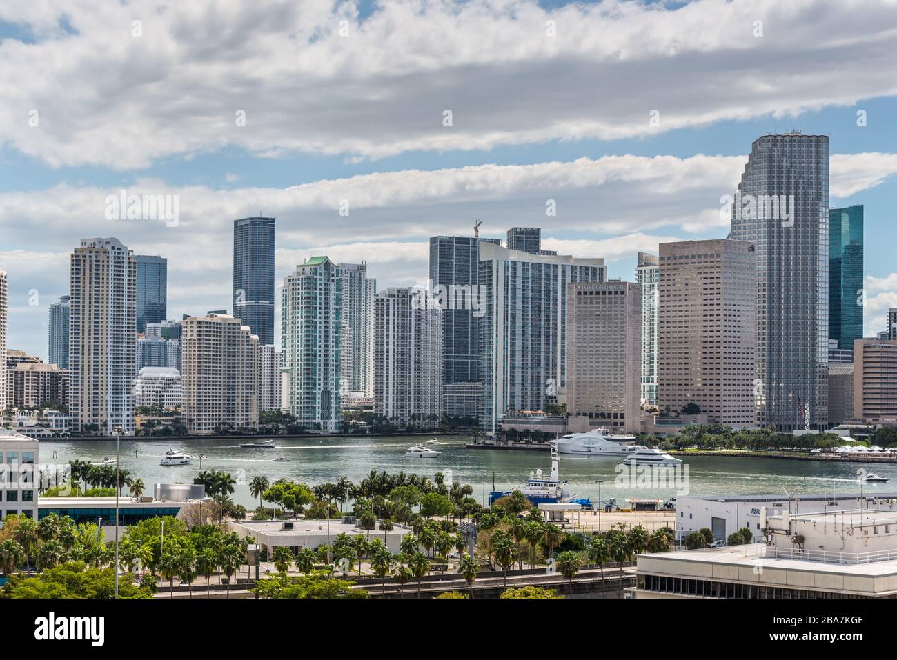 Miami, Stati Uniti d'America - 20 aprile 2019: Skyline degli edifici del centro di grattacieli visti da Biscayne Bay a Brickell Key, Miami, Florida. Foto Stock