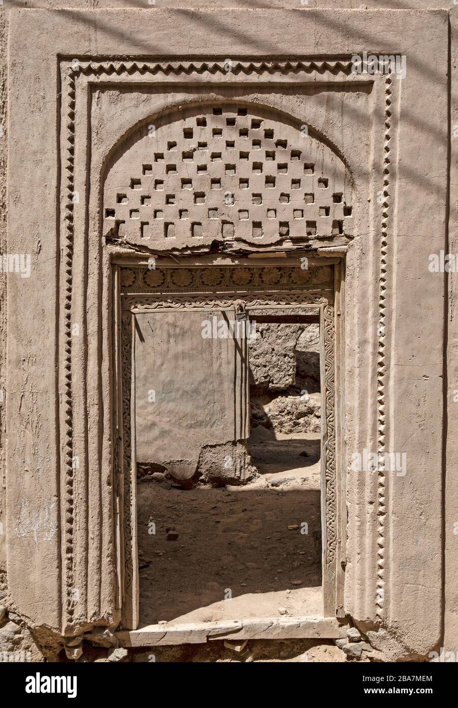 Una vecchia porta nel nord dell'Oman in Medio Oriente. Foto Stock