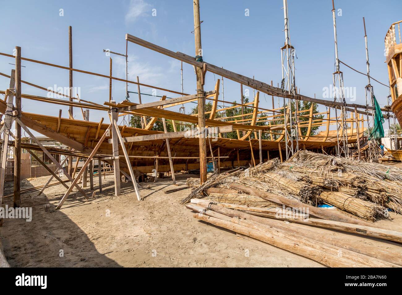 Un tradizionale cantiere navale in dhow nella città di sur, Oman. L'ultimo cortile rimasto in Oman. Foto Stock