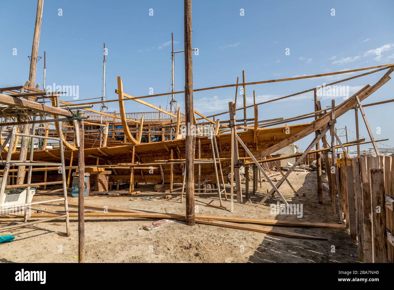 Un tradizionale cantiere navale in dhow nella città di sur, Oman. L'ultimo cortile rimasto in Oman. Foto Stock