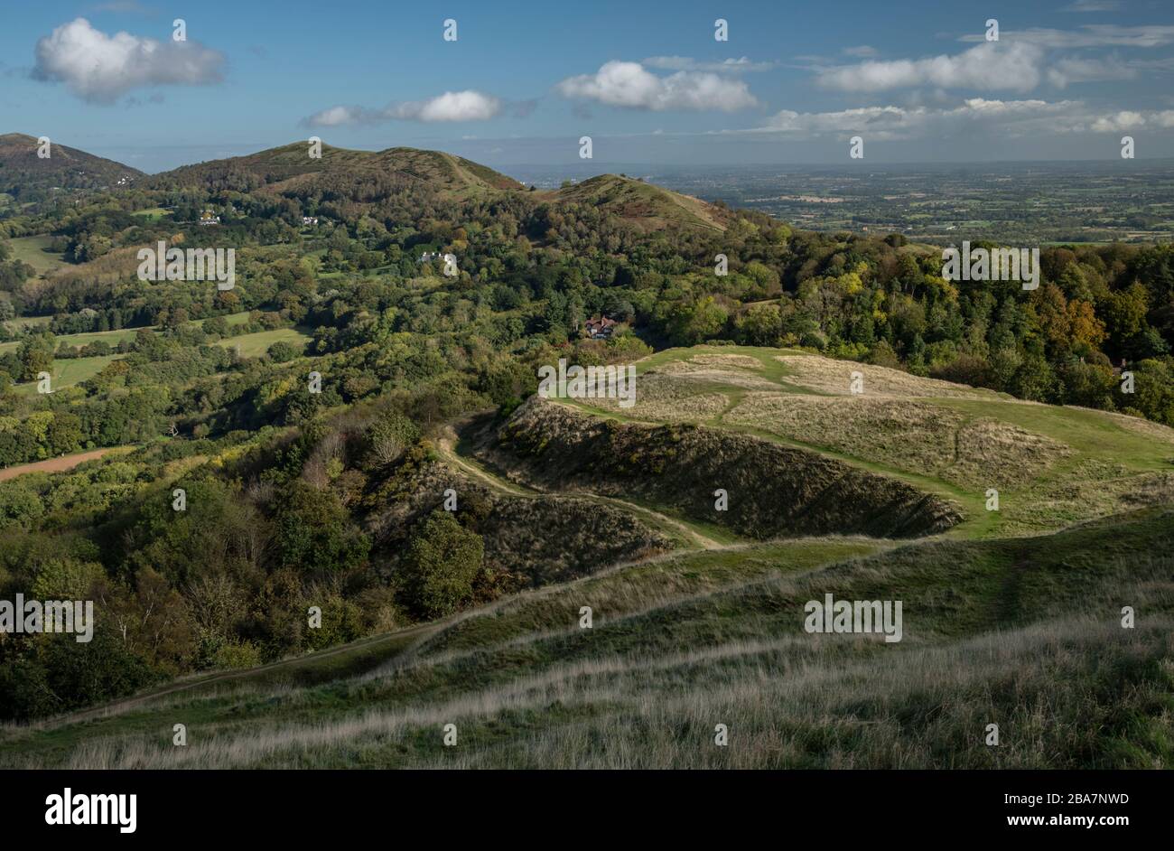 Vista che guarda verso nord attraverso Herefordshire Beacon, Malvern Hills, (338 m,) con Iron Age collina forte, British Camp, Foto Stock