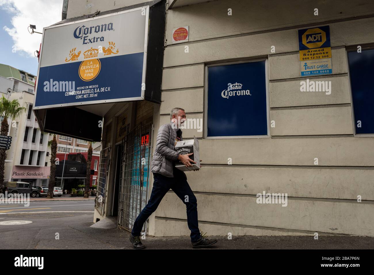 Le vendite di alcolici saranno proibite in Sud Africa durante il blocco di 21 giorni del paese contro la pandemia di Coronavirus globale e le vendite hanno registrato un picco Foto Stock