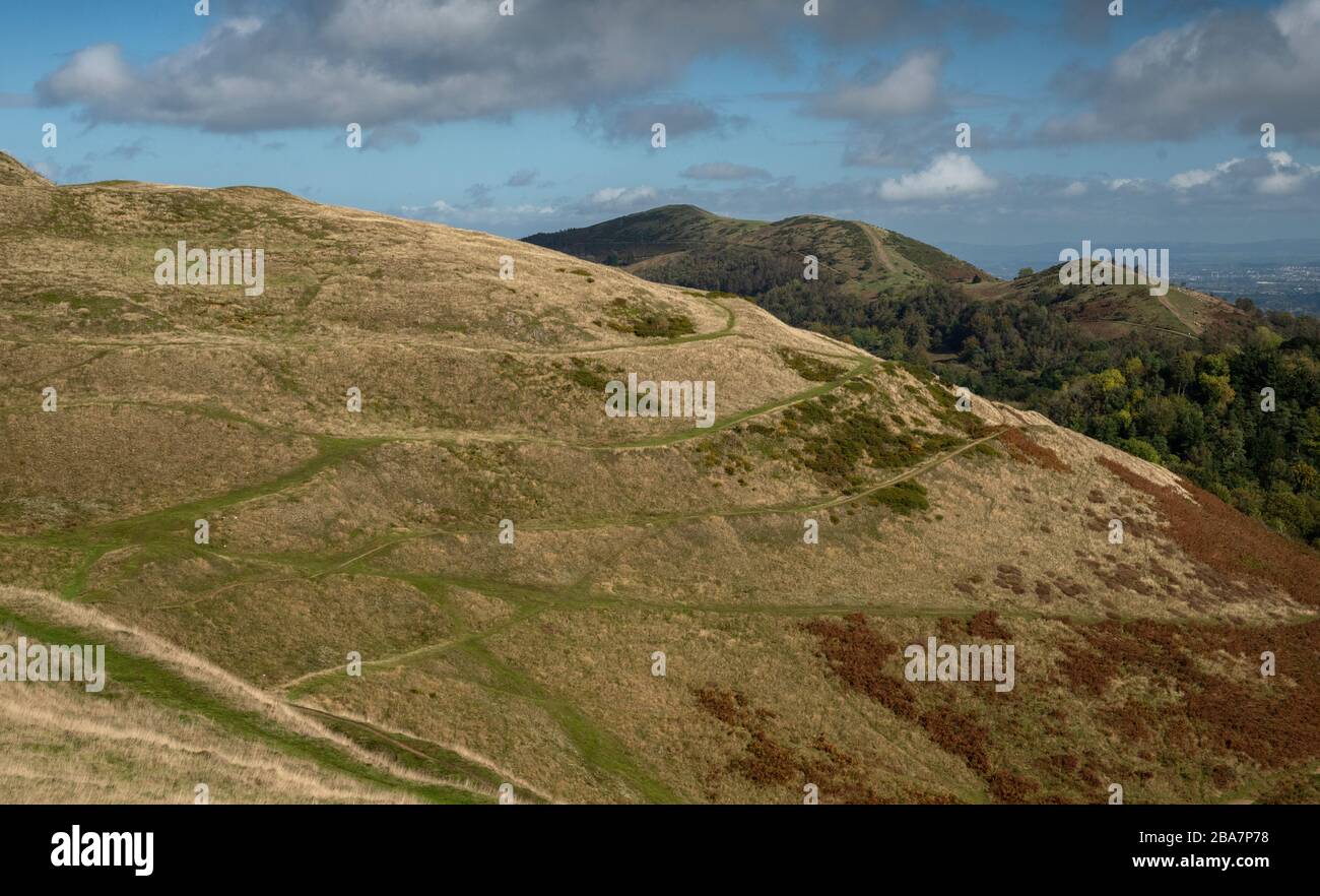 Vista che guarda verso nord attraverso Herefordshire Beacon, Malvern Hills, (338 m,) con Iron Age collina forte, British Camp, Foto Stock