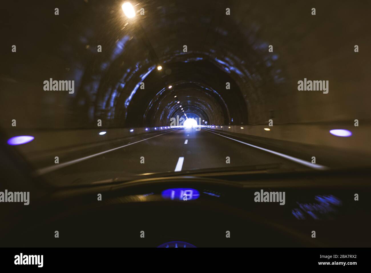 Guida all'interno di un tunnel dal punto di vista del conducente Foto Stock