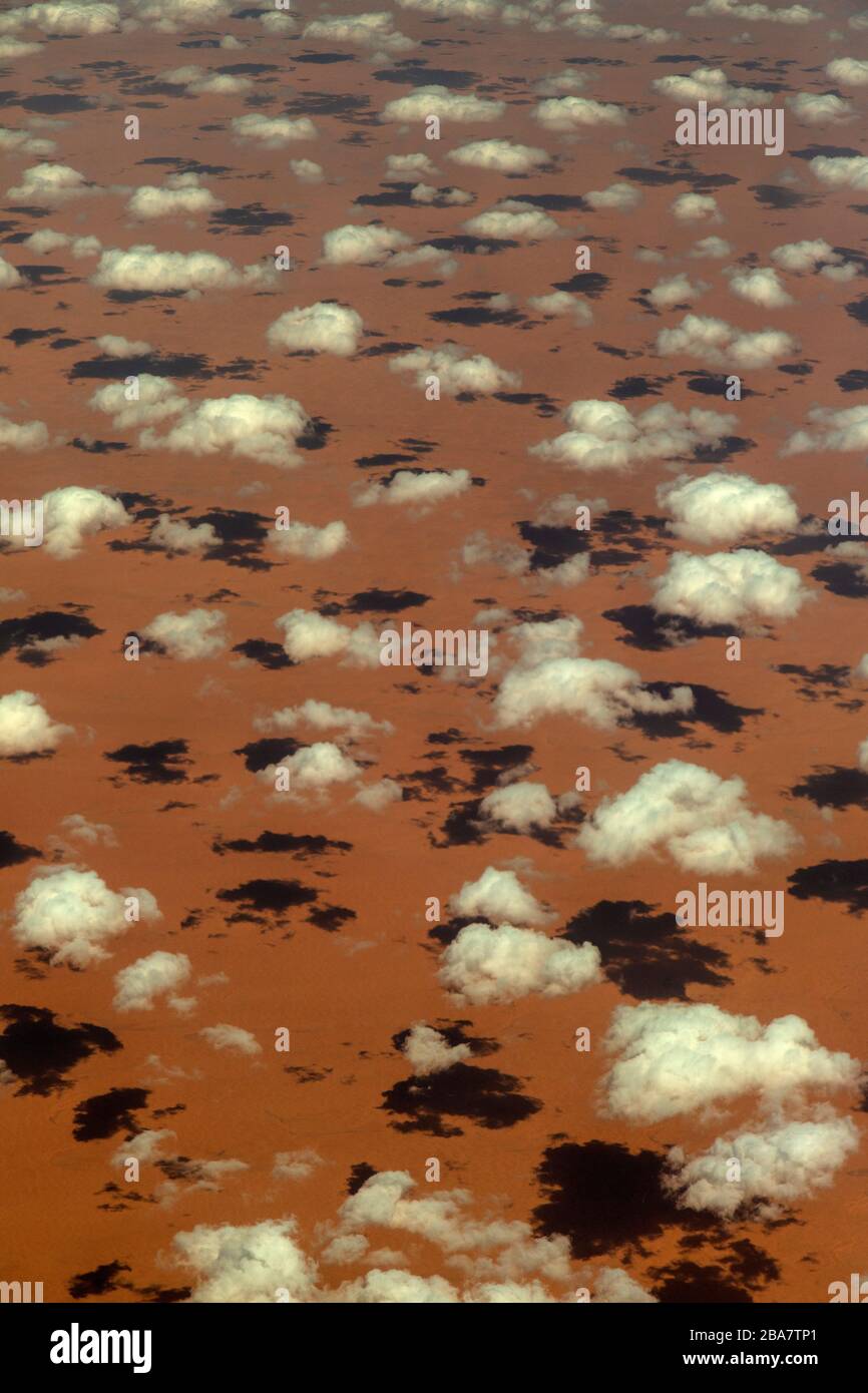 Fotografia aerea di piccole nuvole sulle sabbie desertiche in Arabia Saudita, gettando piccole ombre. Foto Stock