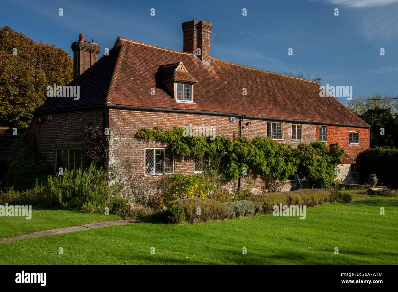 Bella vecchia casa colonica in mattoni nell'East Sussex Weald. Foto Stock