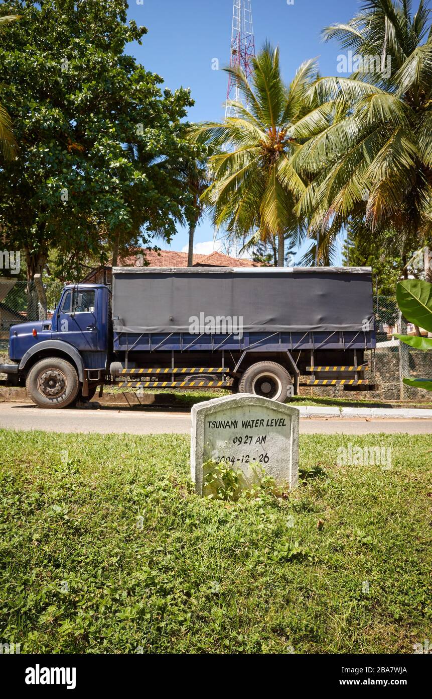 Tangalle, Sri Lanka - 27 dicembre 2019: Monumento commemorativo del livello dell'acqua dello tsunami di fronte alla base navale di Ruhuna. Foto Stock