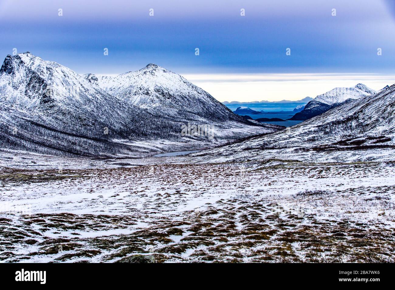Vista delle montagne da Kvaloya, Tromvik, Tram, Norvegia, Sørtinden, Vengsøyfjorden, montagne innevate, cielo nuvoloso, Herbst, Foto Stock