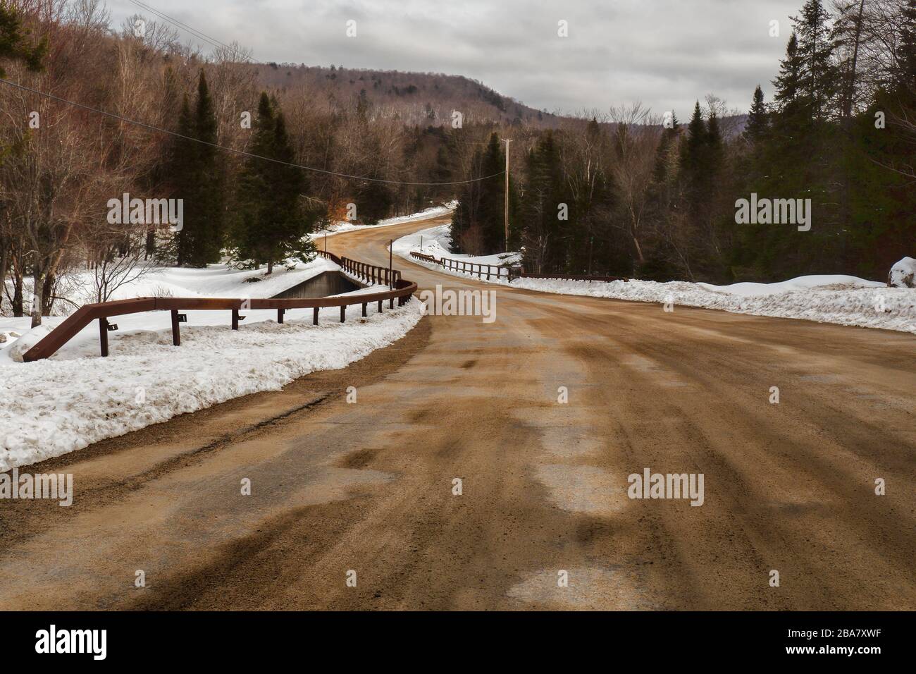 Sabbia coperta Adirondak montagna backwoods strada in inverno Foto Stock