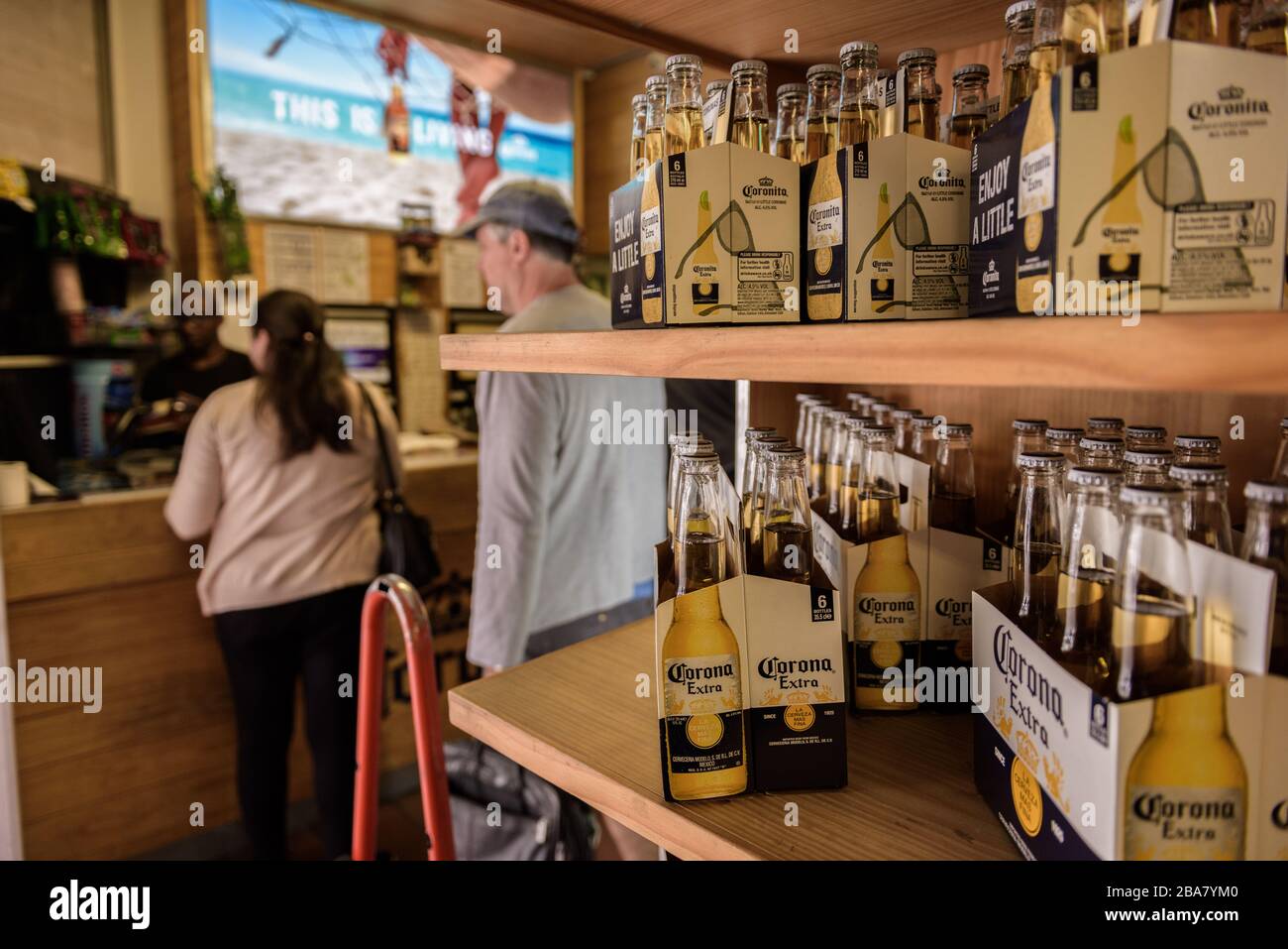 Le vendite di alcolici saranno proibite in Sud Africa durante il blocco di 21 giorni del paese contro la pandemia di Coronavirus globale e le vendite hanno registrato un picco Foto Stock
