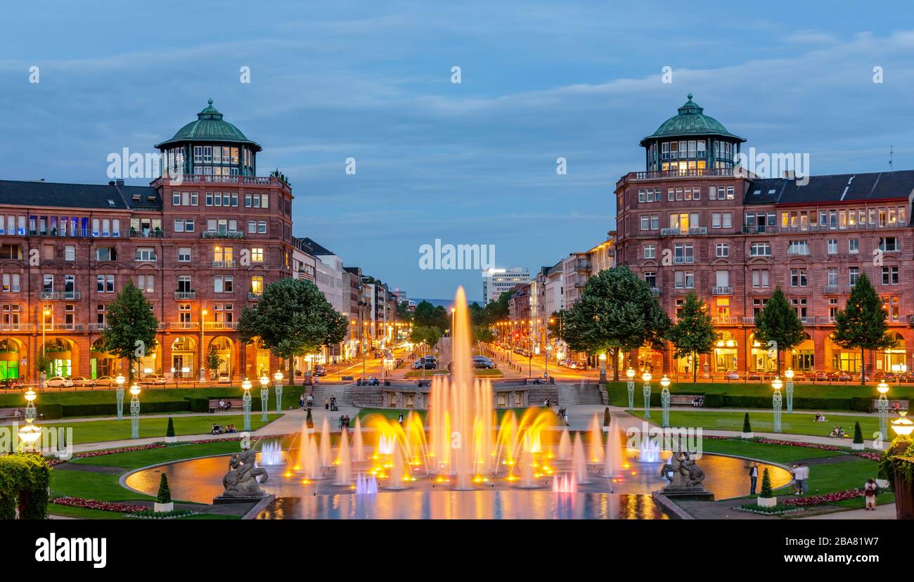 Mannheim, Germania. Giugno 16th 2013. Vista su Friedrichsplatz con giochi d'acqua e luci. Foto Stock