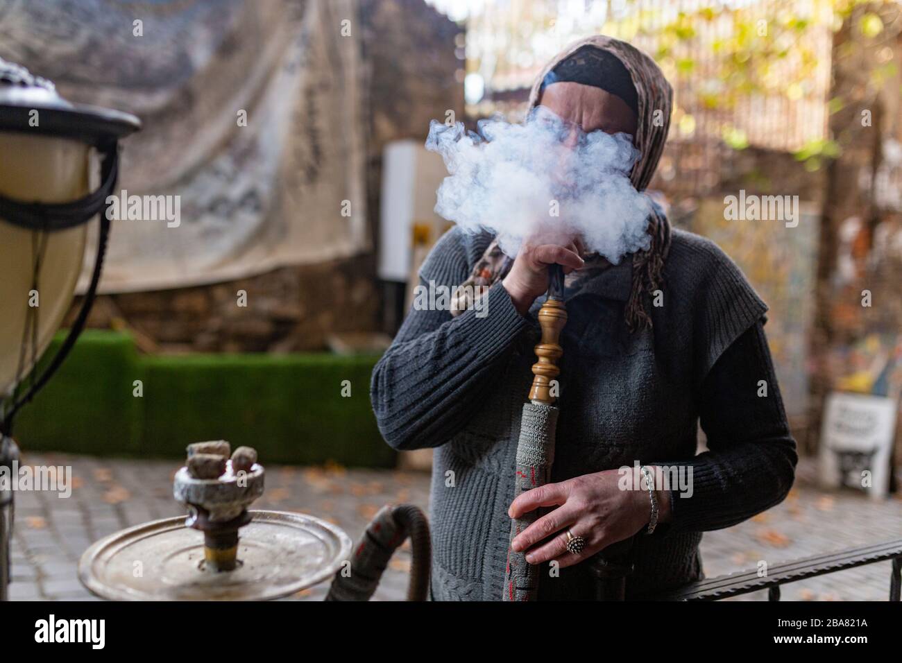 Fumare tradizionale nargile (hookah) nelle strade di Istanbul Foto Stock