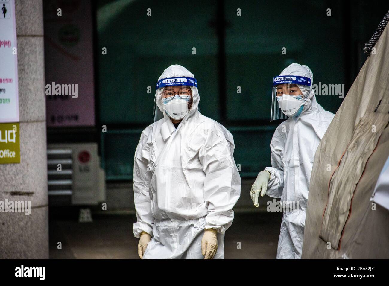 Professionisti medici presso le tende per test di Coronavirus, Clinica selettiva, Seoul, Corea del Sud Foto Stock