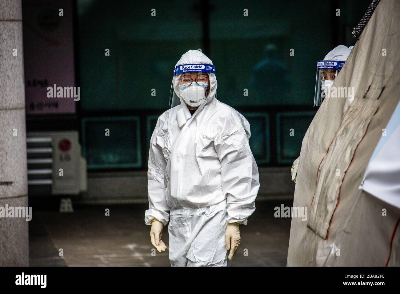 Professionisti medici presso le tende per test di Coronavirus, Clinica selettiva, Seoul, Corea del Sud Foto Stock