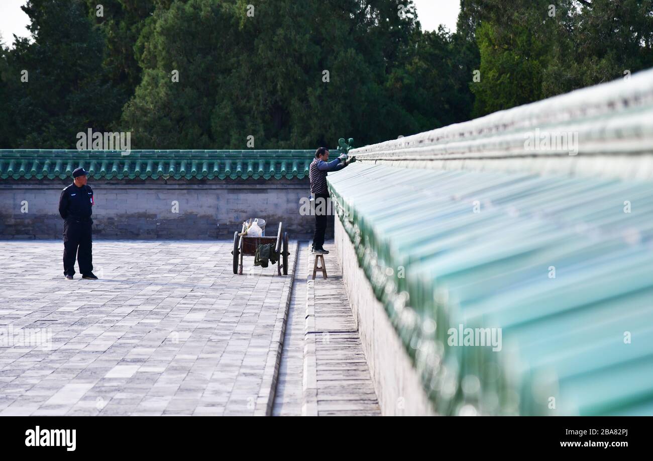 Pechino, Cina - Ottobre 2019; appena fuori dal Tempio del Paradiso a Pechino una vista lungo un primo muro sfocato, con tipiche piastrelle di ceramica verde Foto Stock