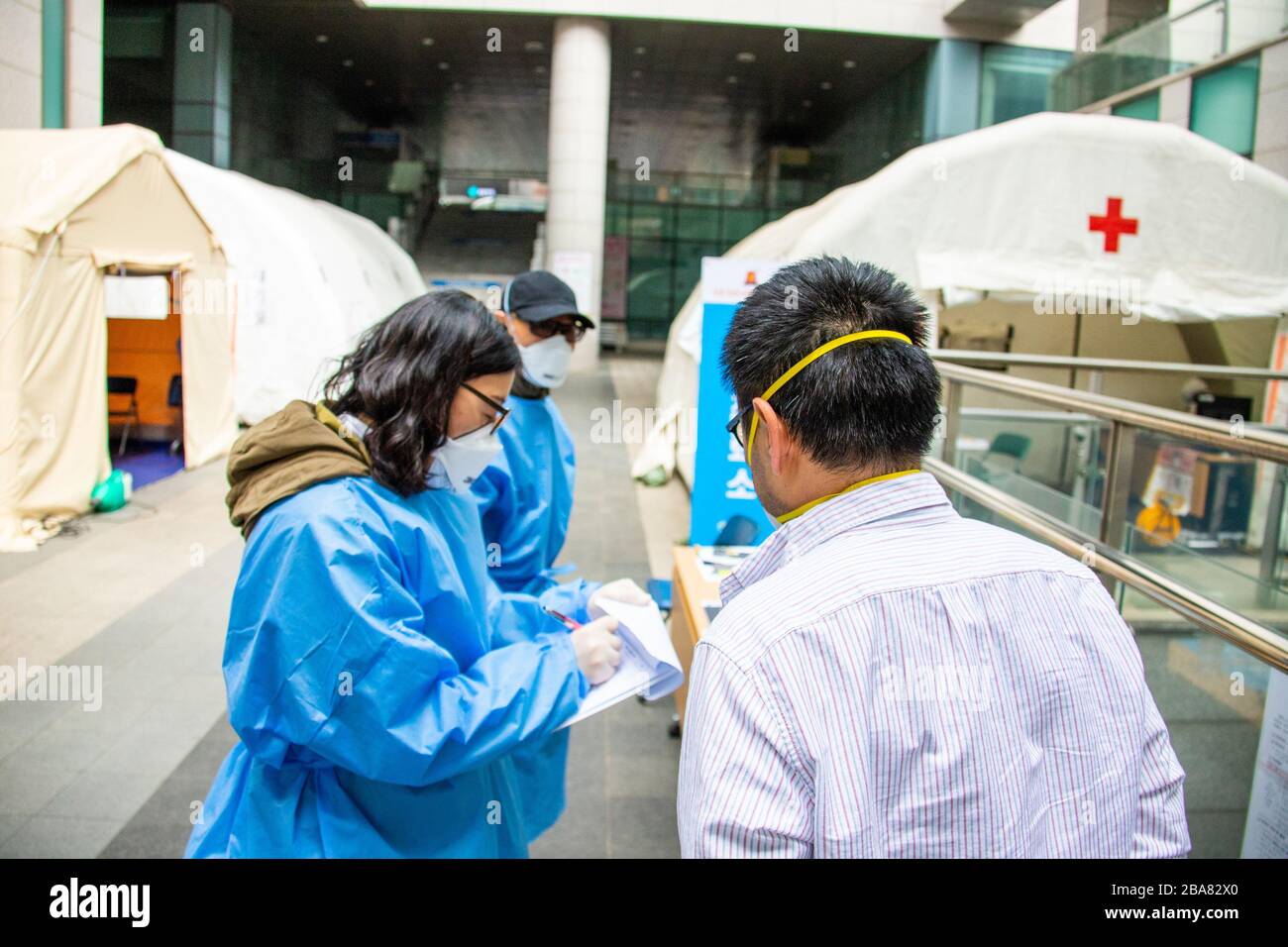 Il coreano americano Paul Kim arriva per i test presso una tenda di prova di Coronavirus, Selective Clinic, Seoul, Corea del Sud Foto Stock