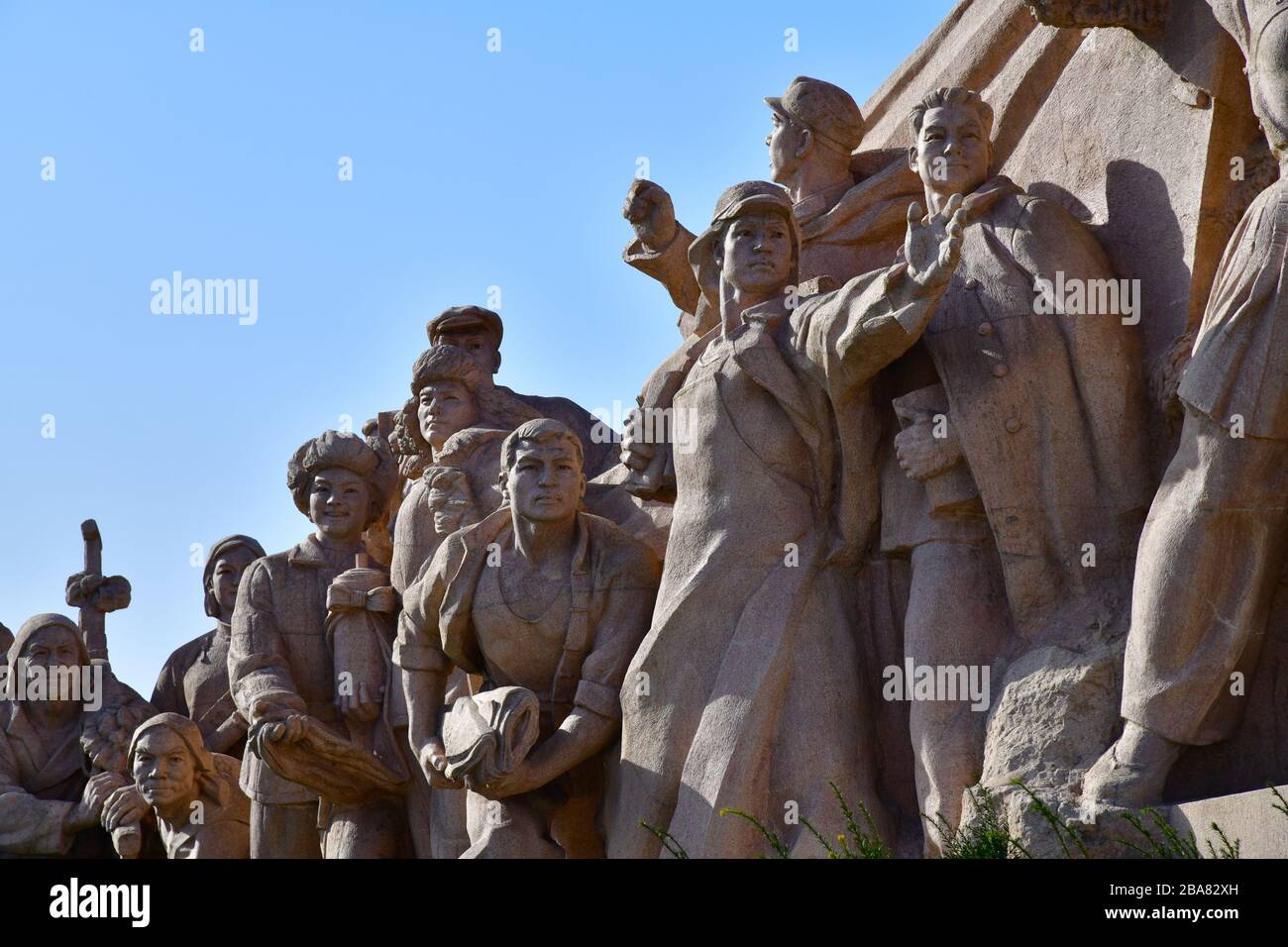 Pechino, Cina - Ottobre 2019; veduta ad angelo basso della sezione del monumento rivoluzionario di fronte al Mausoleo di Mao Zedong in Piazza Tiananmen contro Foto Stock