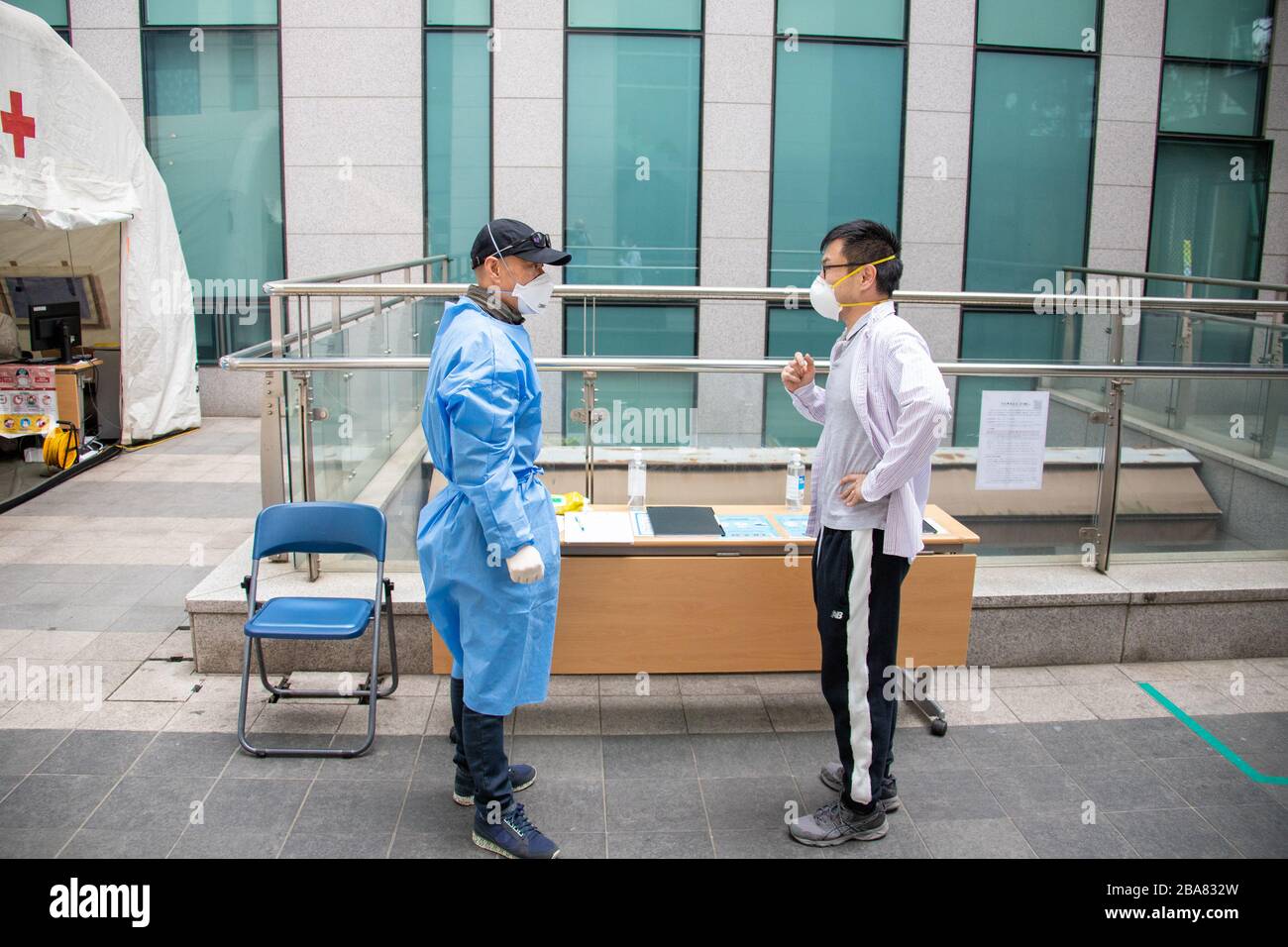 Il coreano americano Paul Kim arriva per i test presso una tenda di prova di Coronavirus, Selective Clinic, Seoul, Corea del Sud Foto Stock