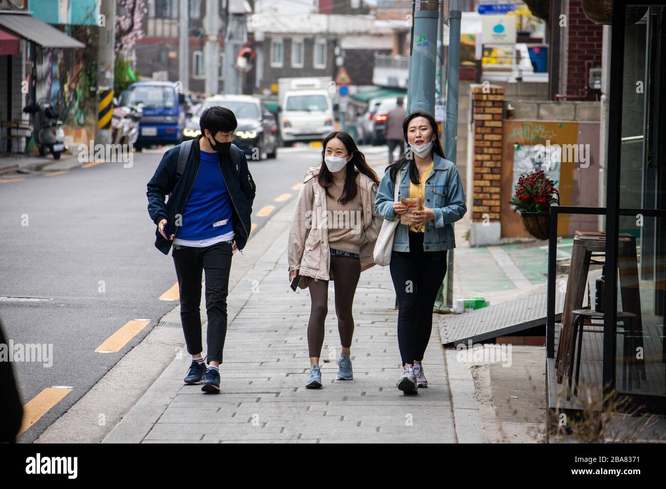 Giovani che indossano una maschera protettiva durante la pandemia di Coronavirus a Seoul, Corea del Sud Foto Stock