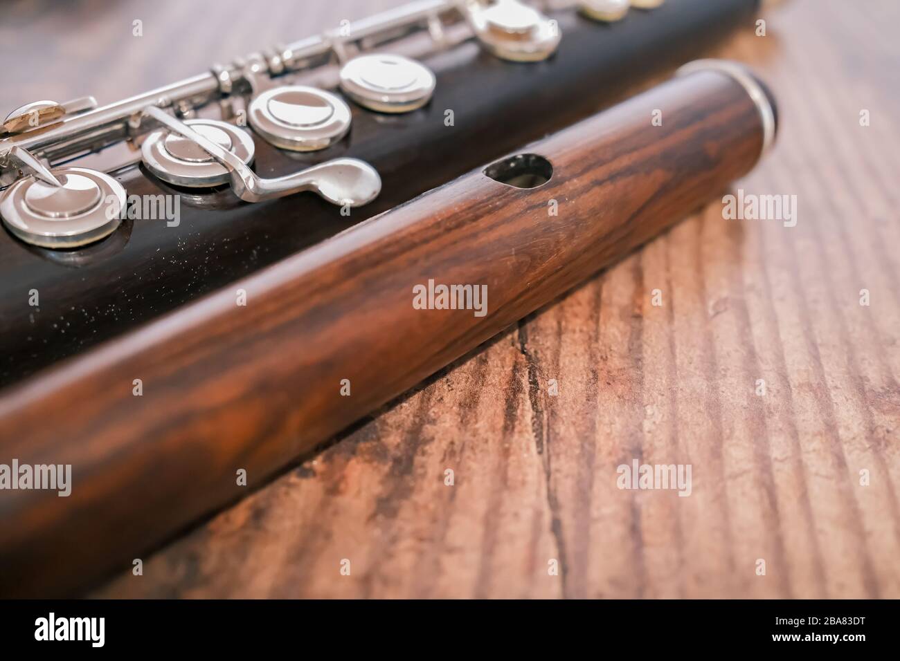 15 flauto di legno classico su fondo di legno duro Foto Stock