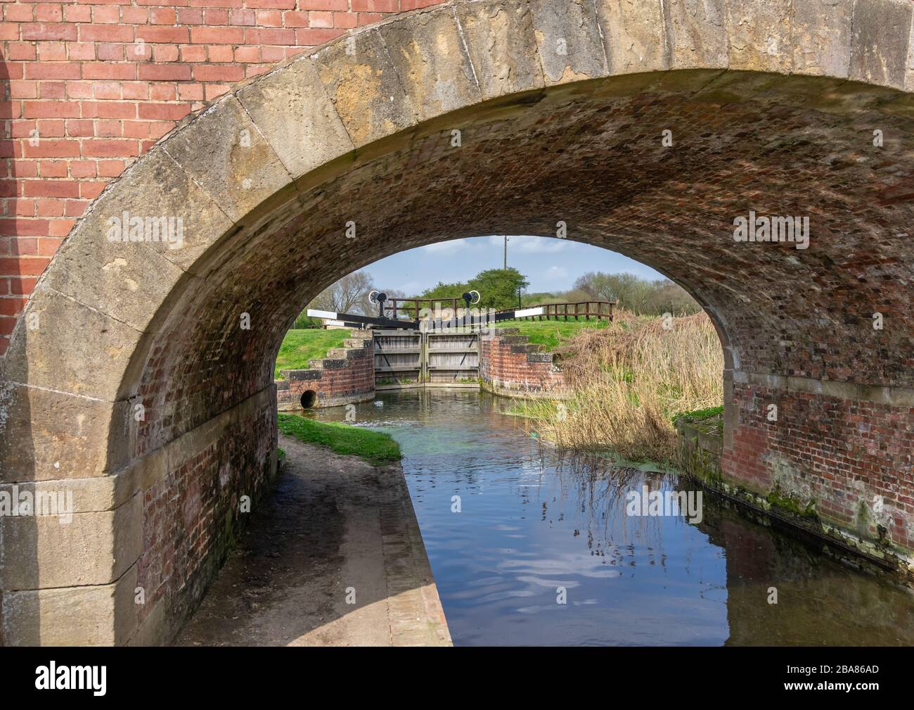 Vista di Coates Lock attraverso un ponte portale sul canale Pocklington. Foto Stock