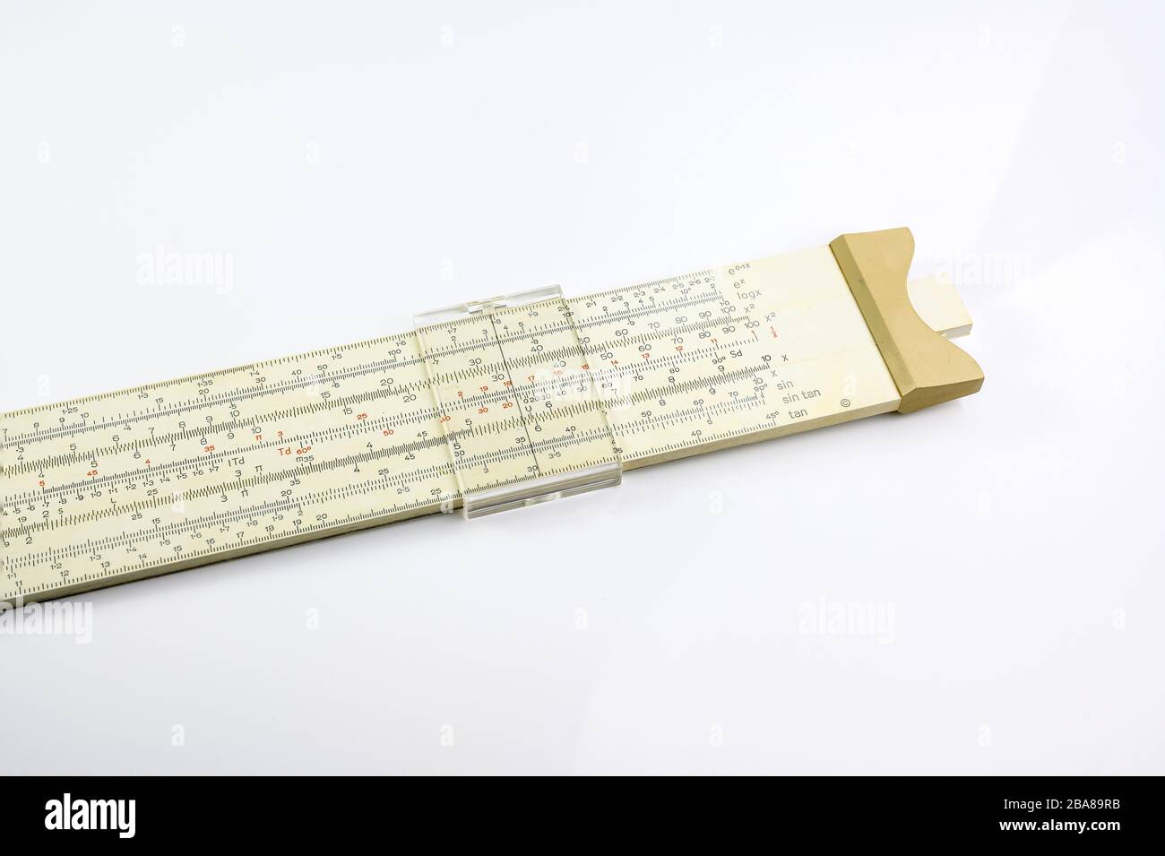 Slide Rule Mechanical Matematic Calcolatrice scientifica utilizzata in ambito didattico e industriale su sfondo bianco Foto Stock