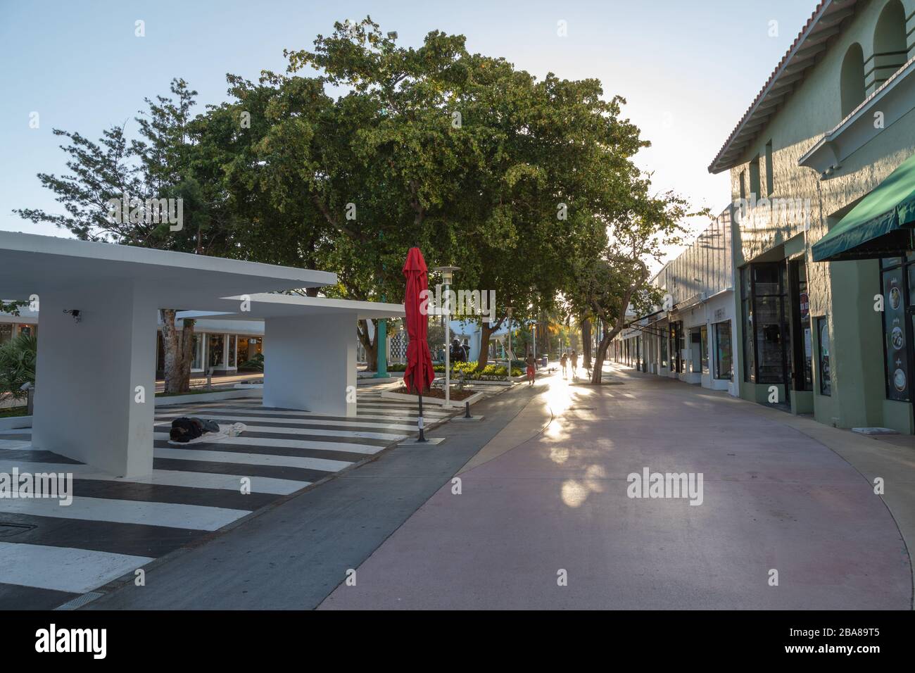 Miami Beach, Florida, USA - 2020/03/23: Strada Lincoln praticamente vuota dopo aver chiuso Business, ristoranti e spiagge. I senzatetto dorme sul pavimento whe Foto Stock