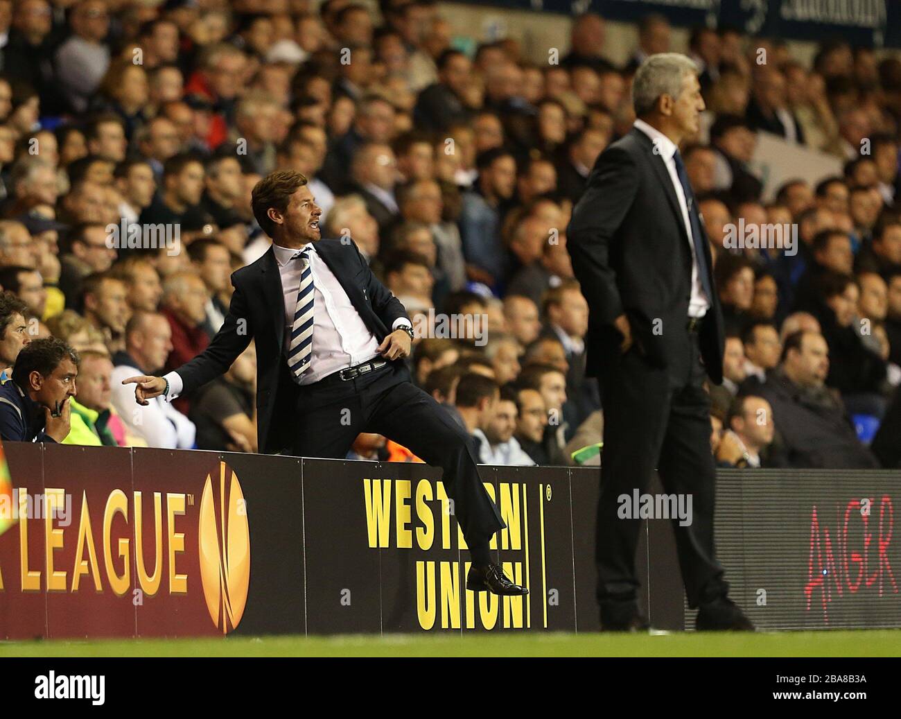 Andre Villas-Boas, manager di Tottenham Hotspur, sale sulle bacheche pubblicitarie Foto Stock