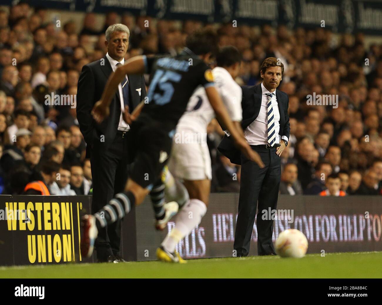 Il manager del Lazio Vladimir Petkovic e il manager di Tottenham Hotspur Andre Villas-Boas (a destra) tengono d'occhio l'azione Foto Stock