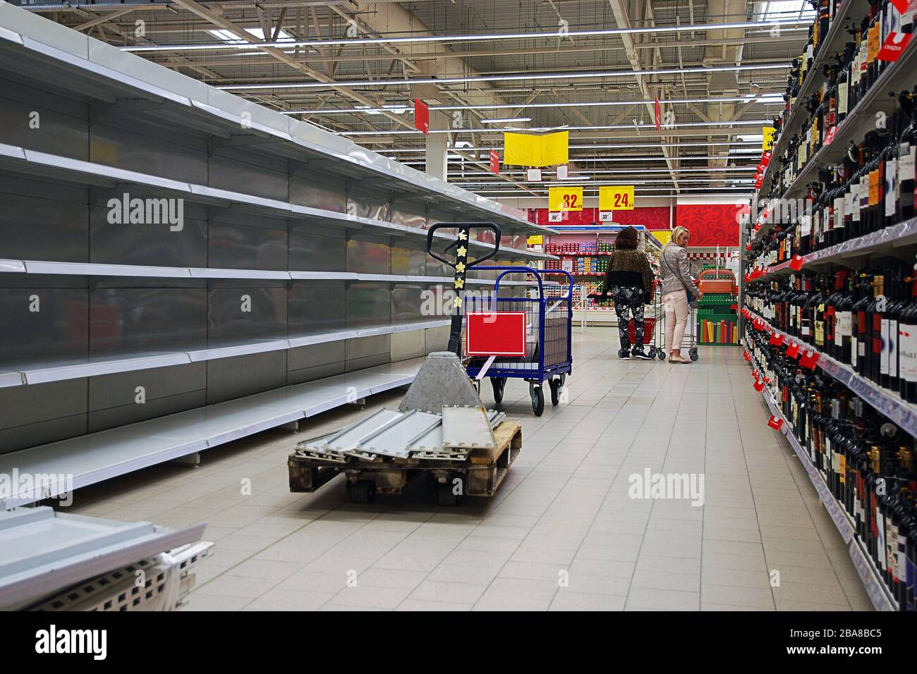 Mosca 17.03.2020 scaffali vuoti in supermercato. I clienti hanno acquistato tutti i rimedi e i beni essenziali Foto Stock