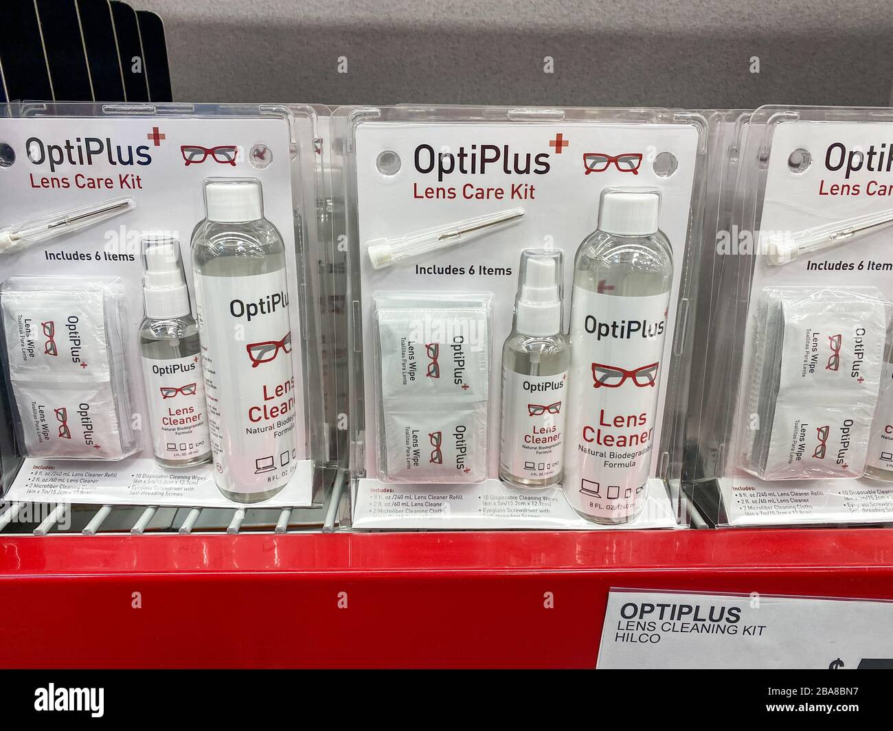 Orlando,FL/USA-3/7/20: Un kit per la cura degli occhiali OptiPlus in vendita presso un negozio all'ingrosso Sams Club di Orlando, FL. Foto Stock