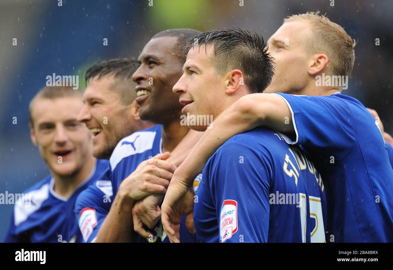 David Nugent, Wes Morgan, Sean St Ledger e Ritchie De Laet di Leicester City guardano un replay del loro secondo gol per vedere chi ha segnato Foto Stock