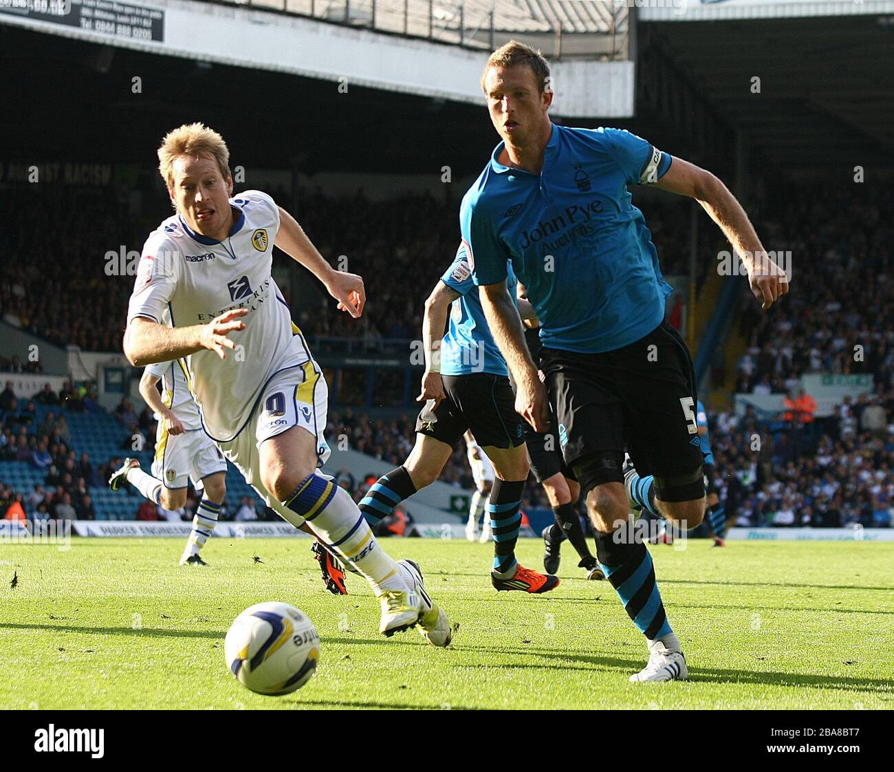 Dominic Poleon e Danny Collins di Nottingham Forest, il gol scorer di Leeds United Foto Stock