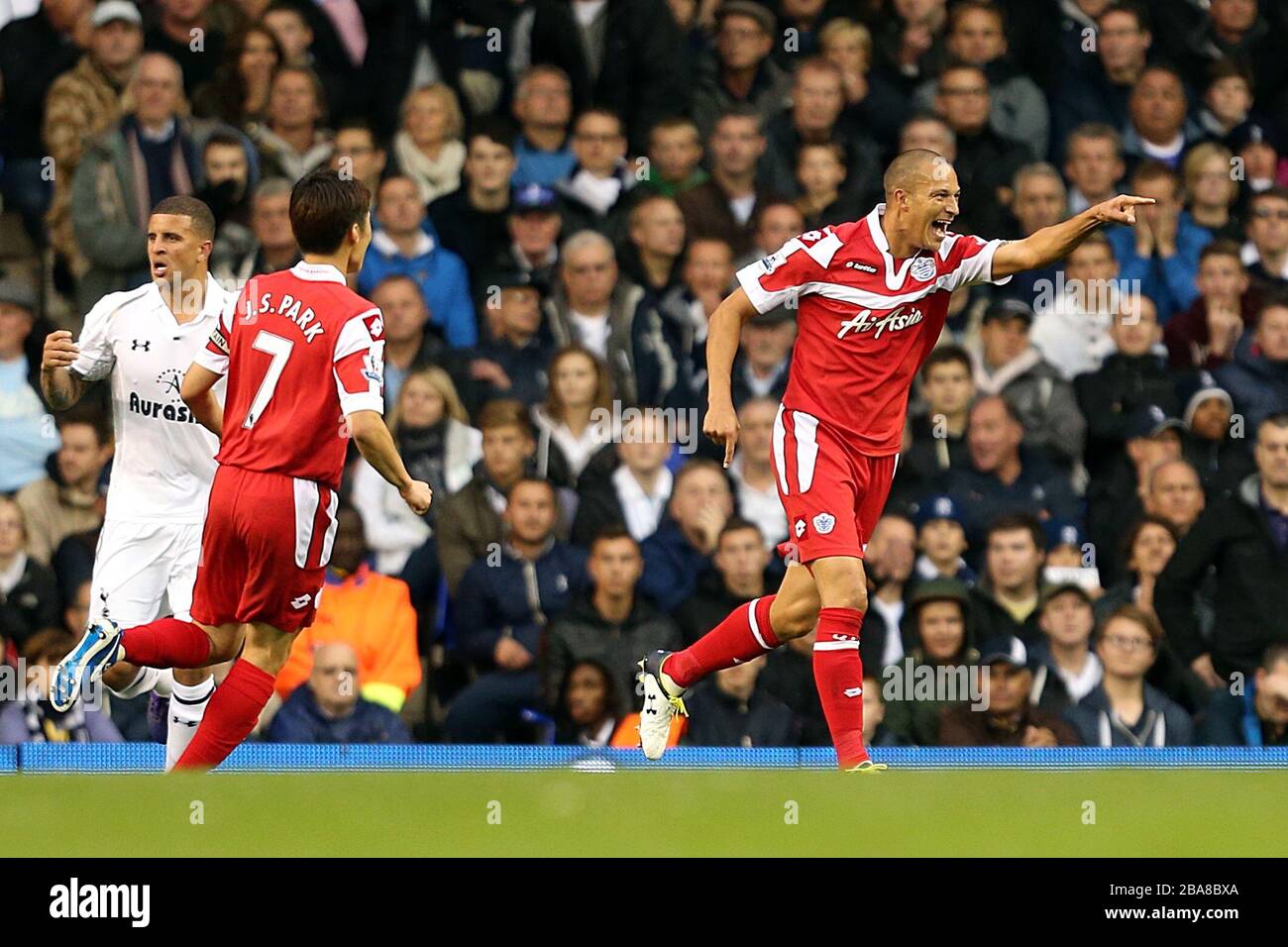 Il Bobby Zamora (a destra) del Queens Park Rangers celebra il suo primo obiettivo del gioco Foto Stock